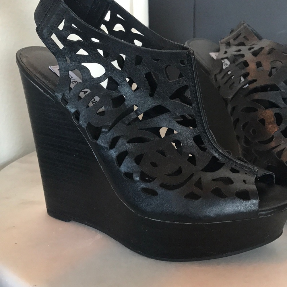 ➕Rose Cut out Wedges!